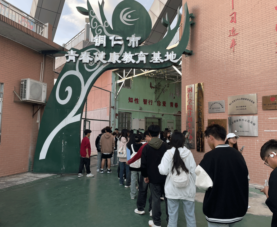 我校组织全校新生参观...