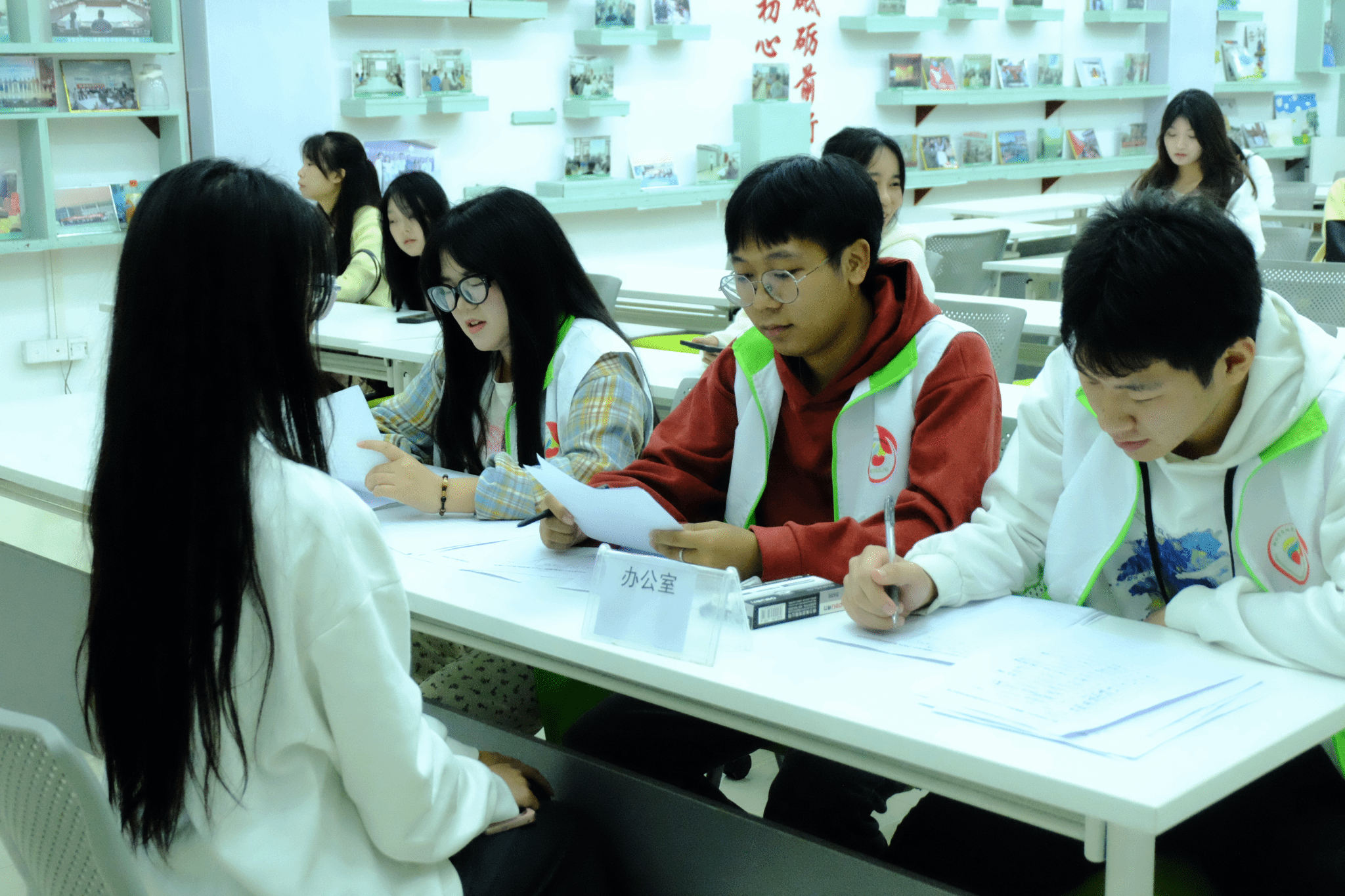 我校阳光心理服务队招...